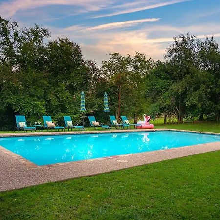 Villa A Secret Texas Hideaway Pool + Hot Tub Sleeps 6